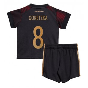 Lacne Dětský Futbalové dres Nemecko Leon Goretzka #8 MS 2022 Krátky Rukáv - Preč (+ trenírky)